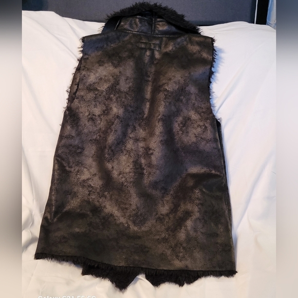 🩷 3/$15 MO-KA - WOMEN'S FAUX FUR & LEATHER VEST SIZE MEDIUM - Picture 3 of 8